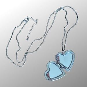 🌸Silver Tone Heart Locket Necklace